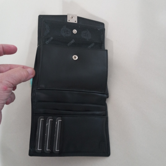 Gianni Versace Authentic Leather Unisex Tri-Fold Wallet in Black Portagfolio - Picture 5 of 12